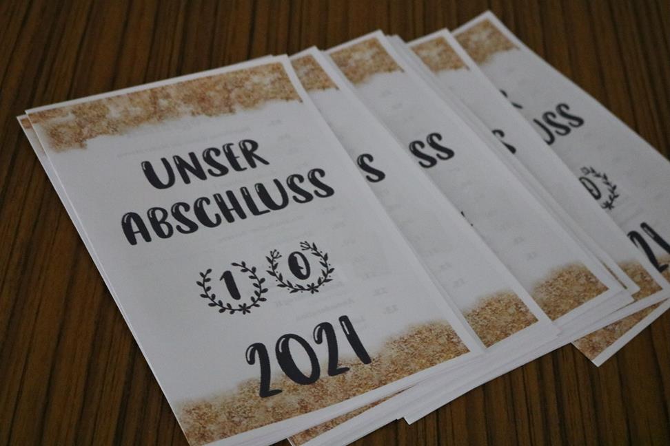 Deckblätter von Abschlussheften 2021 mit der Aufschrift "Unser Abschluss".
