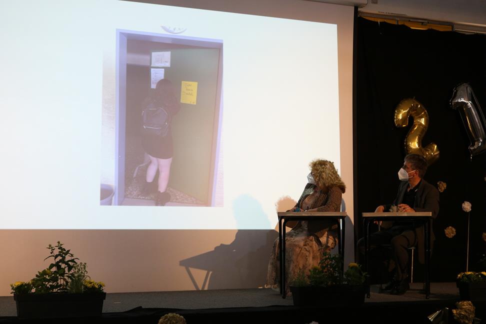 Vortragssituation mit zwei Personen, die auf eine Präsentation schauen.