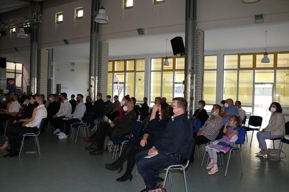 Gruppe von Personen sitzt in einem Raum bei einer Veranstaltung.