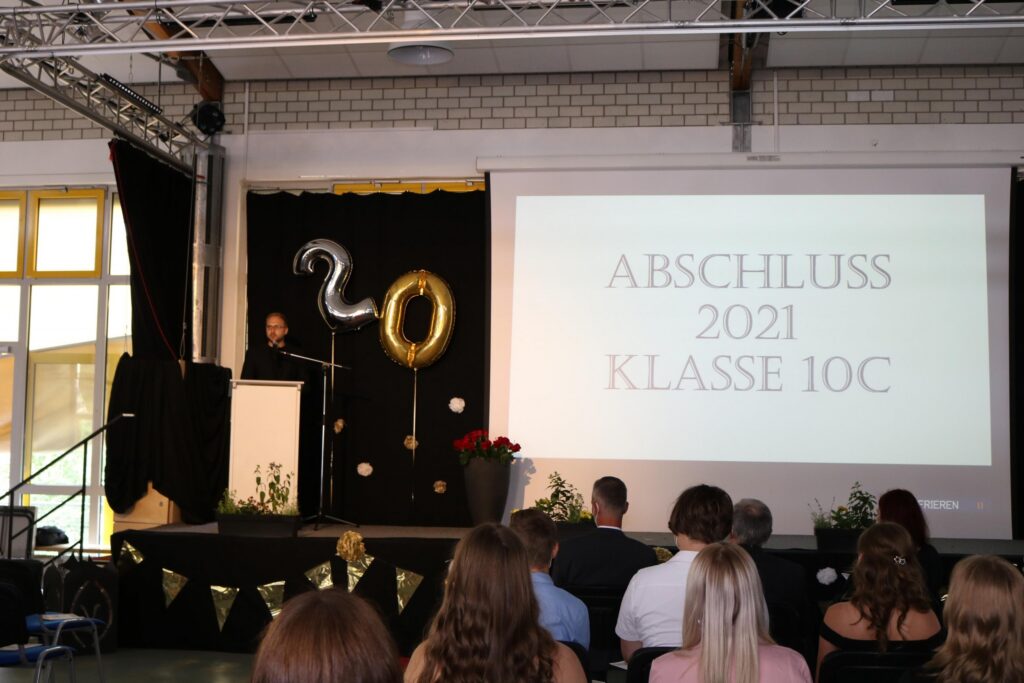 Abschlussfeier 2021 der Klasse 10C mit Präsentation und Publikum.