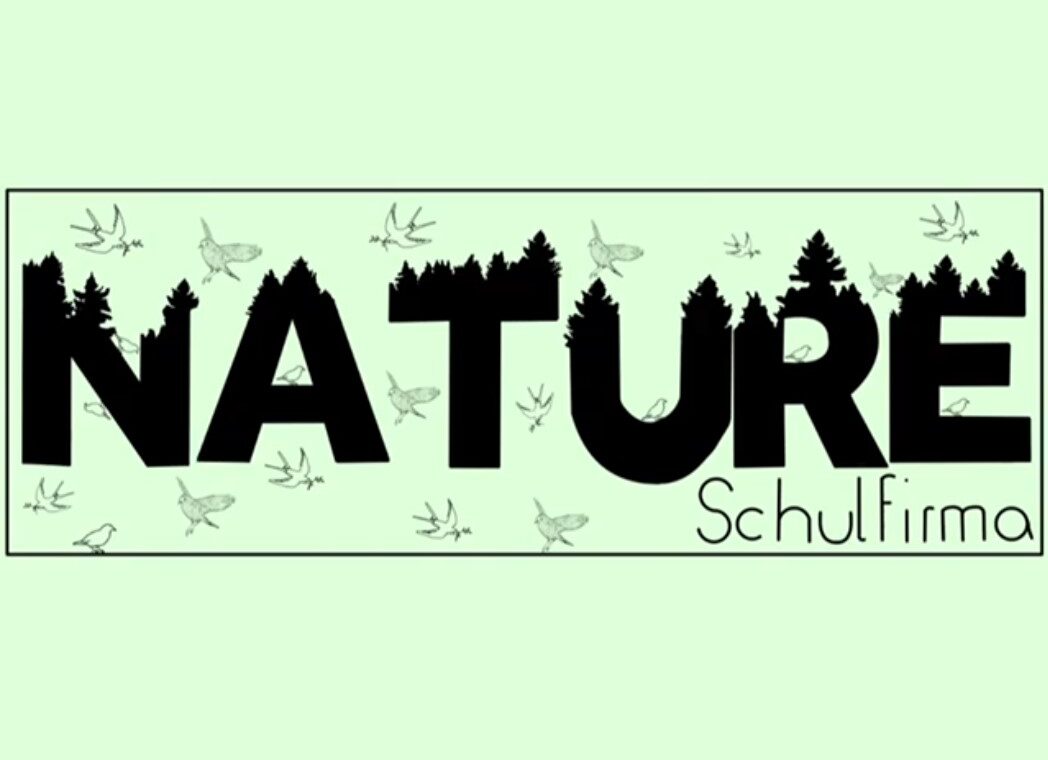 Logo mit dem Schriftzug "NATURE" und einer Baum- und Vogelgrafik.