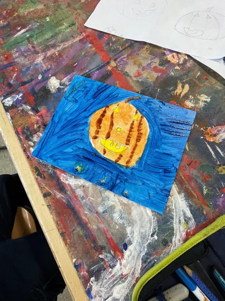 Eine bemalte Illustration auf einem Tisch mit buntem Hintergrund.