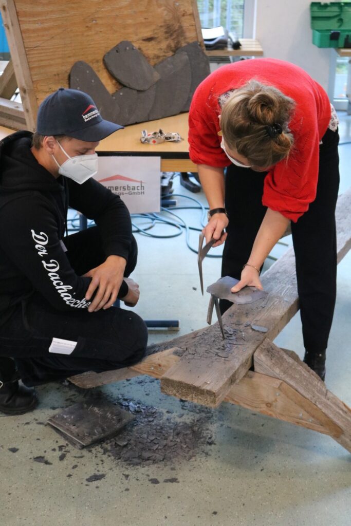Schüler arbeiten gemeinsam an einem Holzprojekt in der Werkstatt.