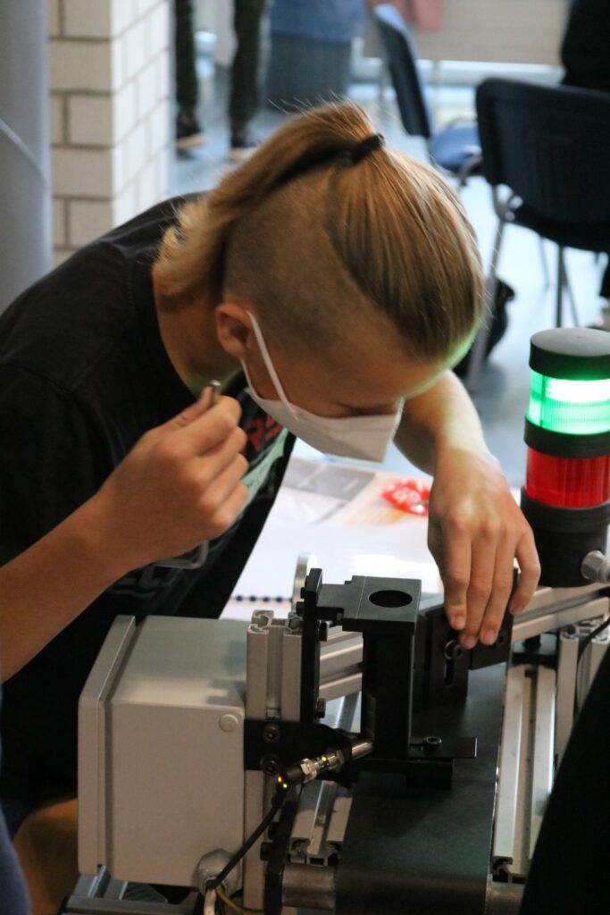 Schüler arbeitet konzentriert an einer technischen Maschine.