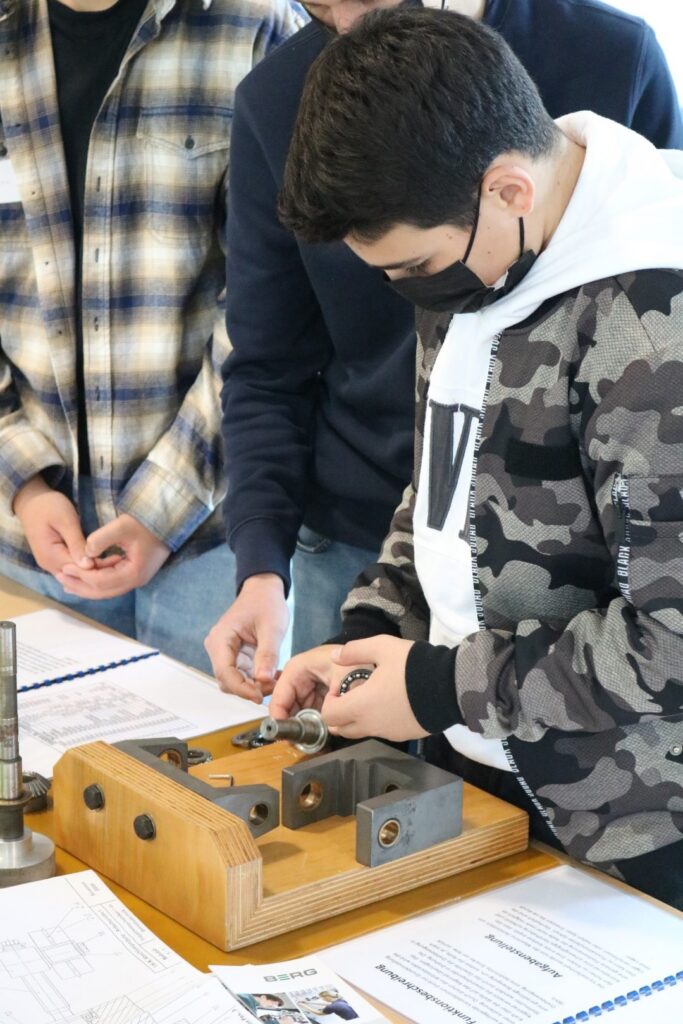 Schüler arbeitet an einer technischen Aufgabe mit Werkzeugen und Materialien.