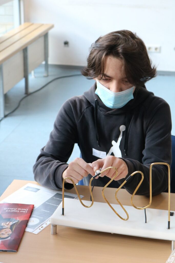Schüler beim Experimentieren mit einem physikalischen Gerät.