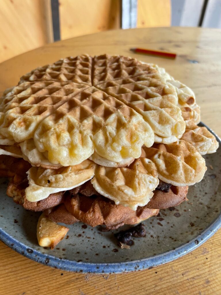 Ein Stapel Waffeln auf einem Teller.
