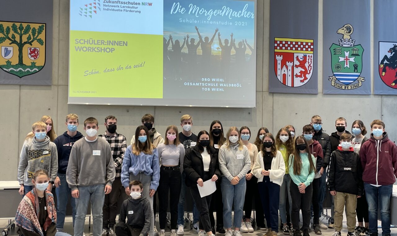 Gruppenfoto von Schülern in einem Workshop, alle tragen Masken.