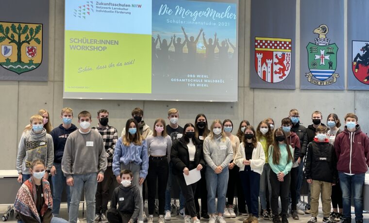 Gruppenfoto von Schülern in einem Workshop, alle tragen Masken.