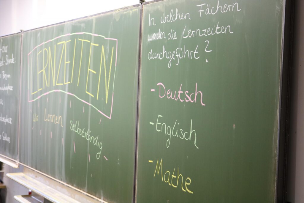 Tafel mit der Aufschrift "Lernzeiten" und Fächern: Deutsch, Englisch, Mathe.