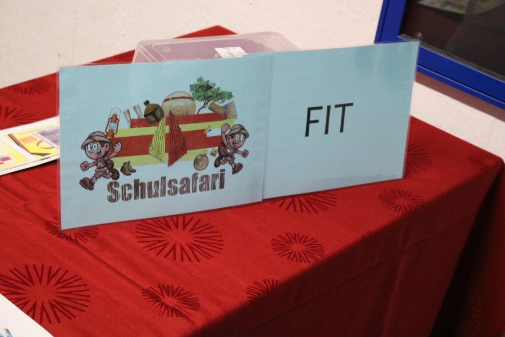 Schild mit der Aufschrift "FIT" und dem Logo der Schul-Safari.