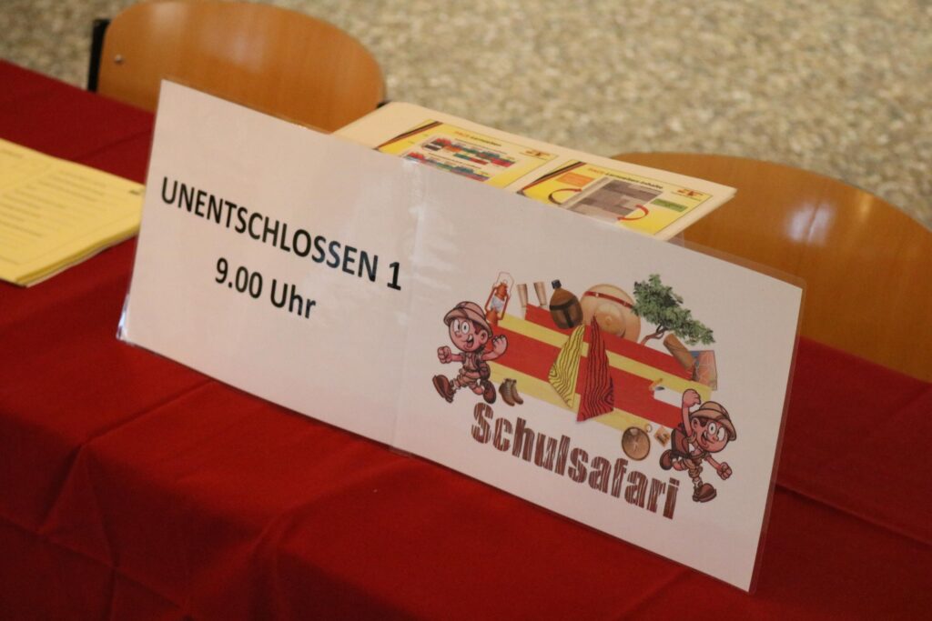Tisch mit Schild für Veranstaltung "Schulsafari" um 9:00 Uhr.