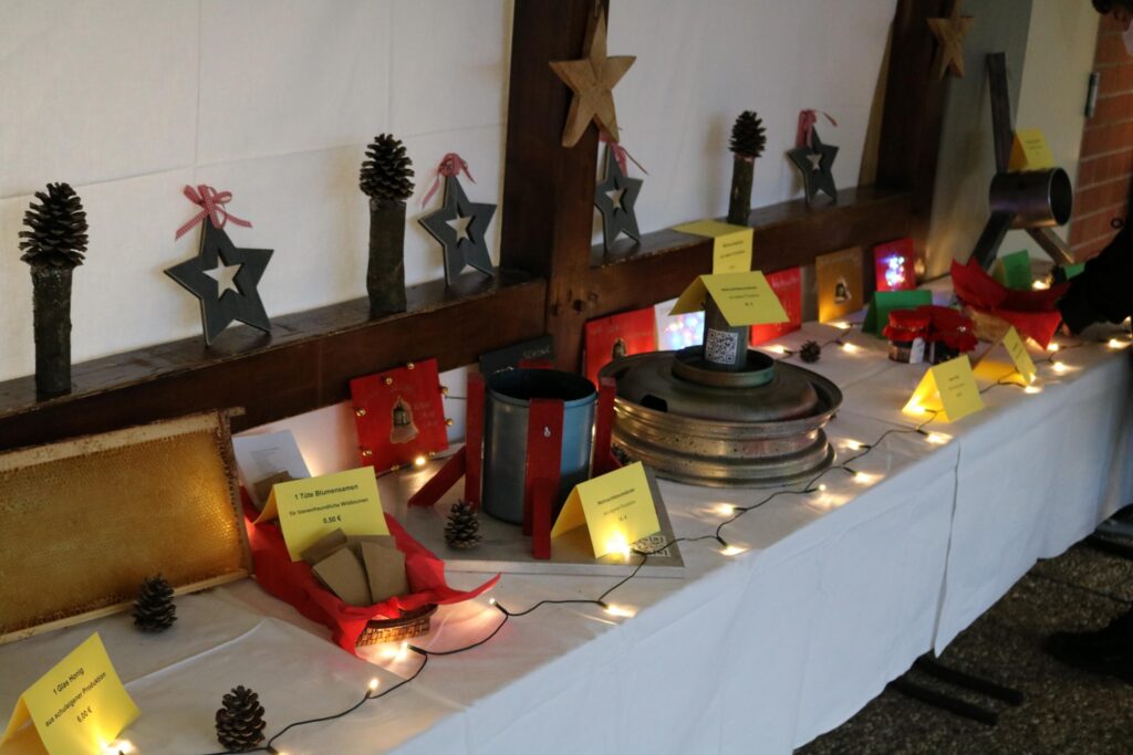 Tisch mit festlicher Dekoration, Weihnachtssternen und Lichtern.