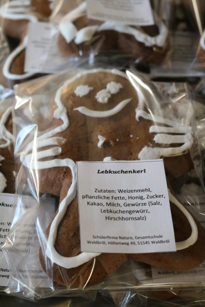 Lebkuchenmann in Zellophanverpackung mit Zutatenangabe.