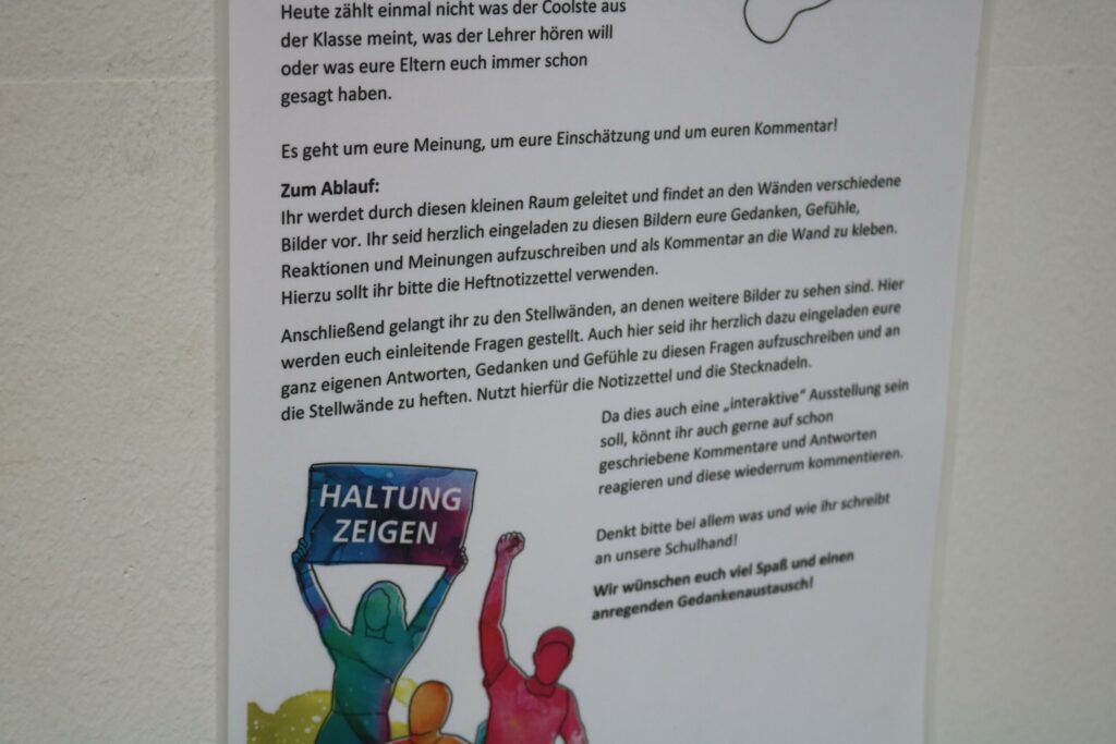 Aushang mit Informationen zur Meinungsäußerung und dem Umgang im Klassenraum.