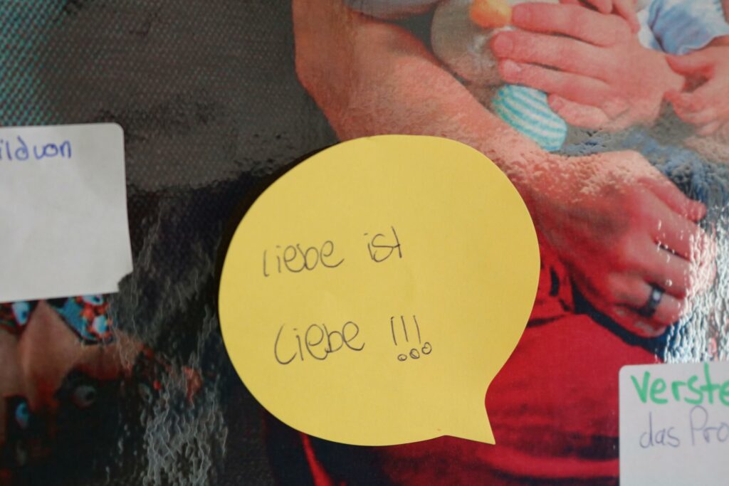 Gelbes Sprechfeld mit der Aufschrift "Liebe ist Liebe !!!