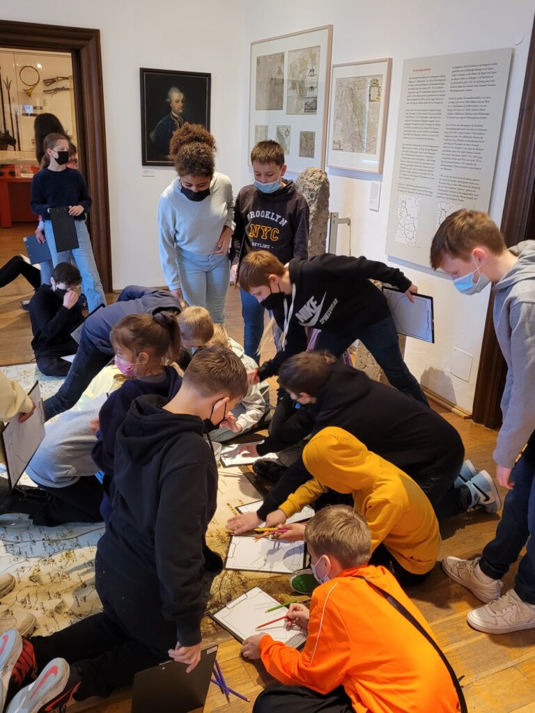 Schüler arbeiten gemeinsam an einem Projekt in einem Museum.