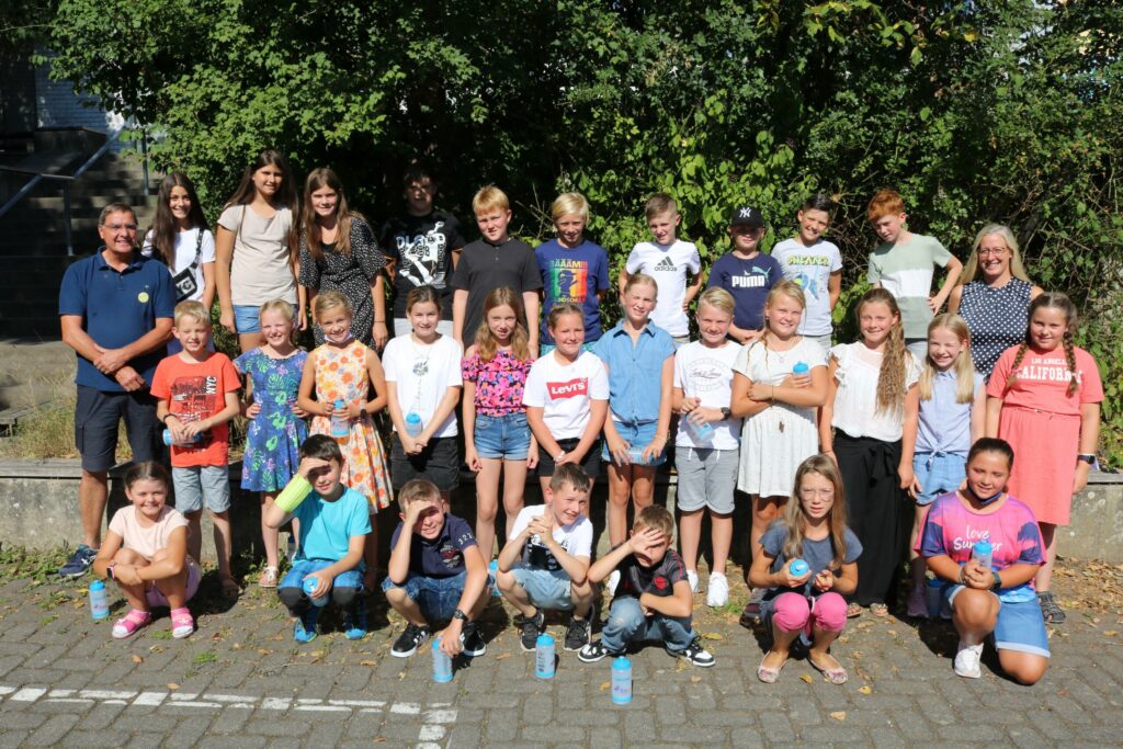 Gruppenfoto von Schülern und Lehrern im Freien.