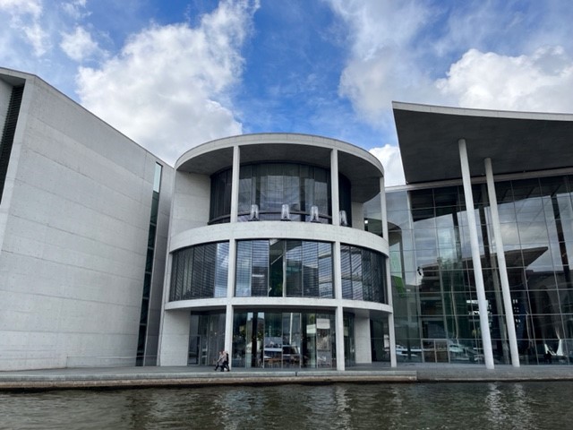 Moderne Architektur eines Gebäudes am Wasser mit großen Fenstern.