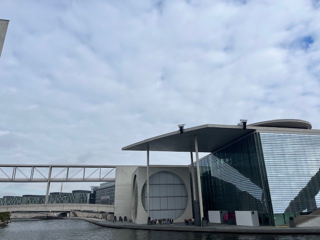 Moderne Architektur am Wasser mit Wolken am Himmel.
