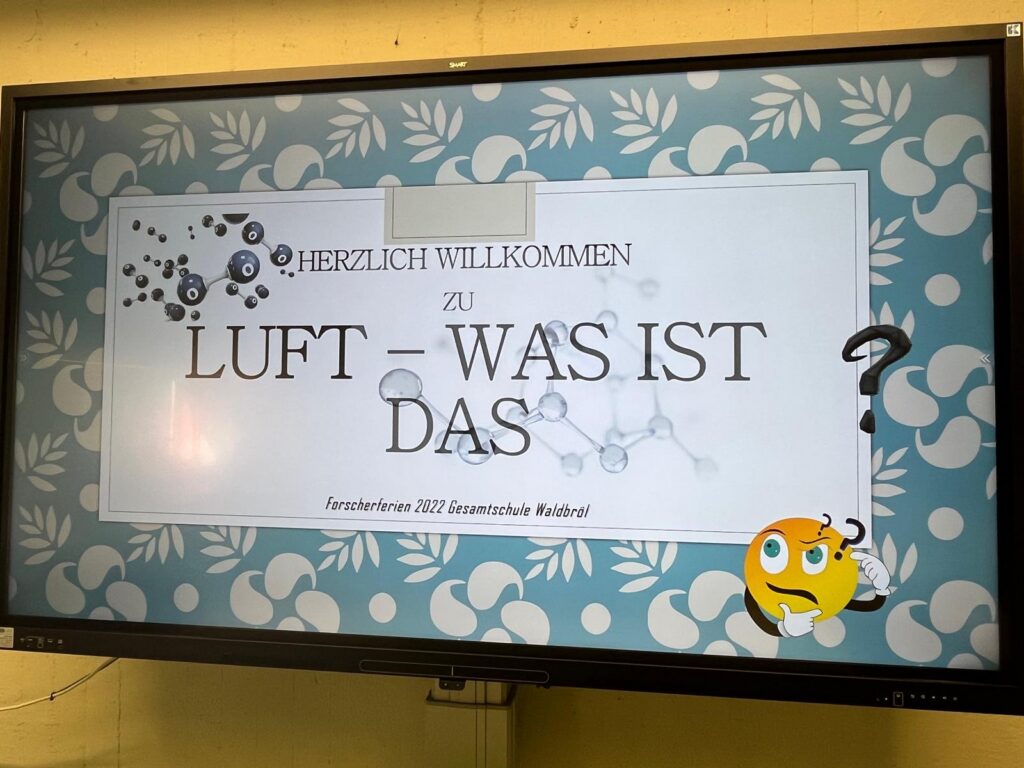 Bildschirm mit der Überschrift "Herzlich Willkommen zu Luft - Was ist das" und einem Emoji.