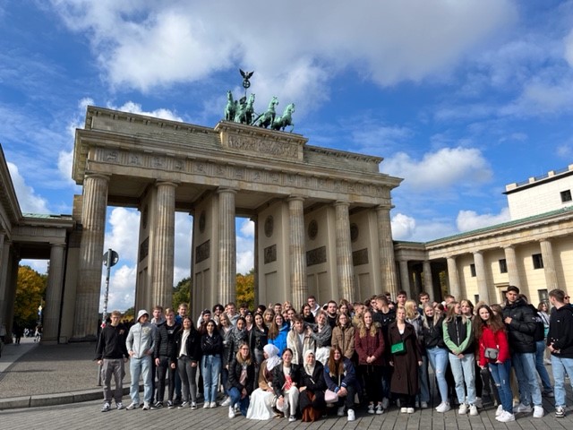 Gruppe von Schülern vor dem Brandenburger Tor in Berlin.