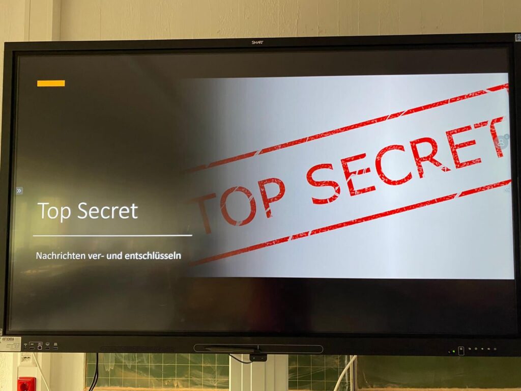 Präsentationsfolie mit dem Text "Top Secret" und einem roten Stempel.