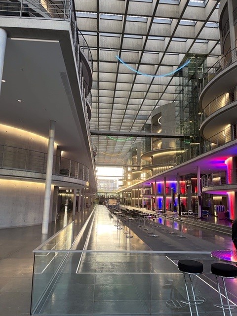 Moderne Innenarchitektur mit Glasfronten und bunten Lichtern.