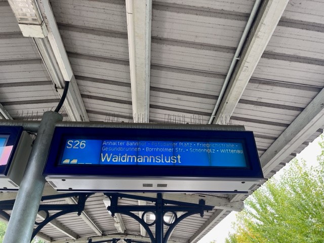 Anzeige eines Bahnhofs mit Informationen zur S-Bahnlinie S26 nach Waidmannslust.