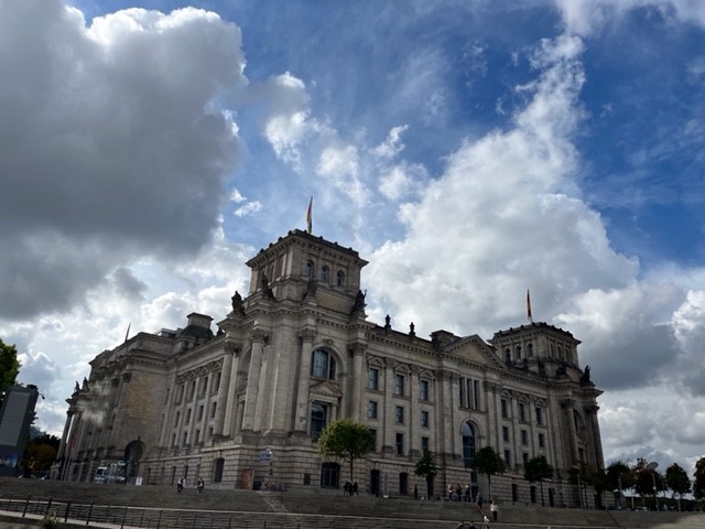 Reichstagsgebäude in Berlin unter einem bewölkten Himmel.