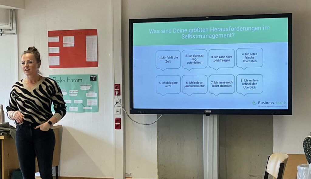 Lehrerin präsentiert Inhalte zu Mind-Management an einer Tafel.