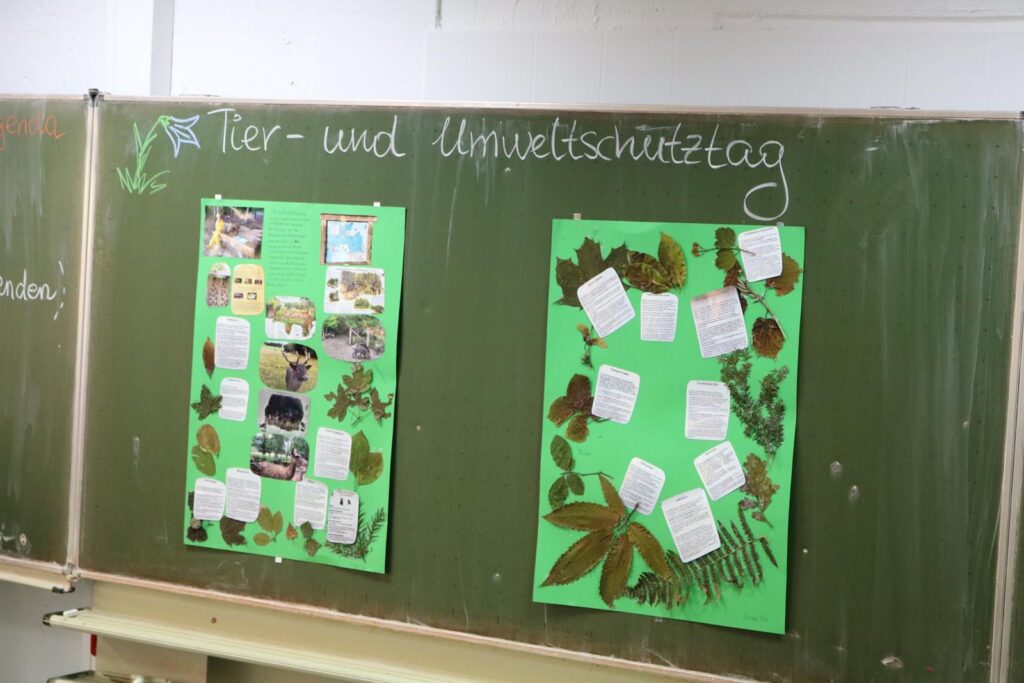 Tafeln mit Informationen zum Thema Tier- und Umweltschutz.