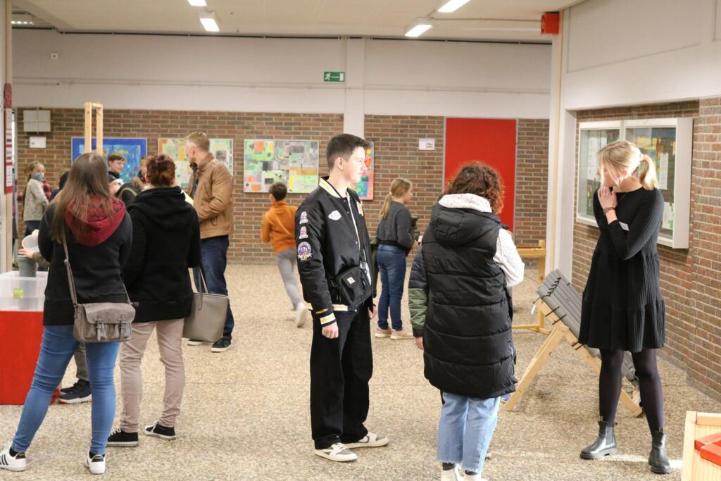 Besucher in einem Flur, während einer Ausstellung oder Veranstaltung.