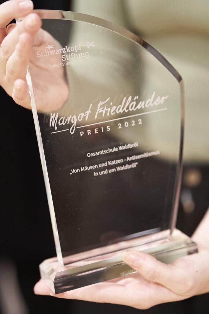 Glas-Award mit Gravur "Margot Friedländer Preis 2022".