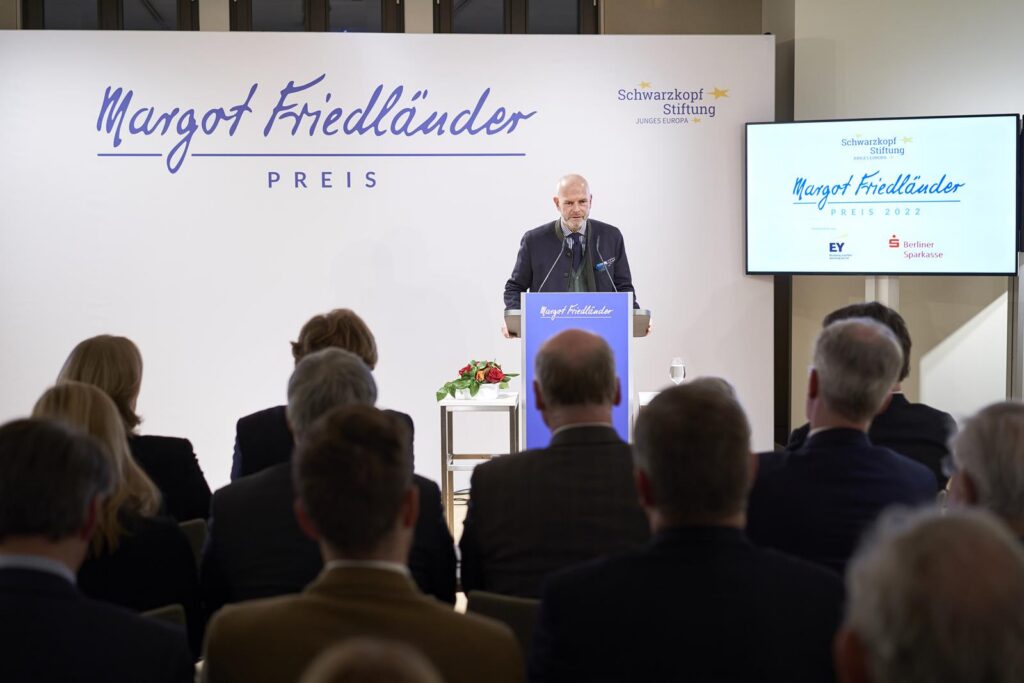 Verleihung des Margot Friedländer Preises, Redner am Pult, Publikum im Vordergrund.