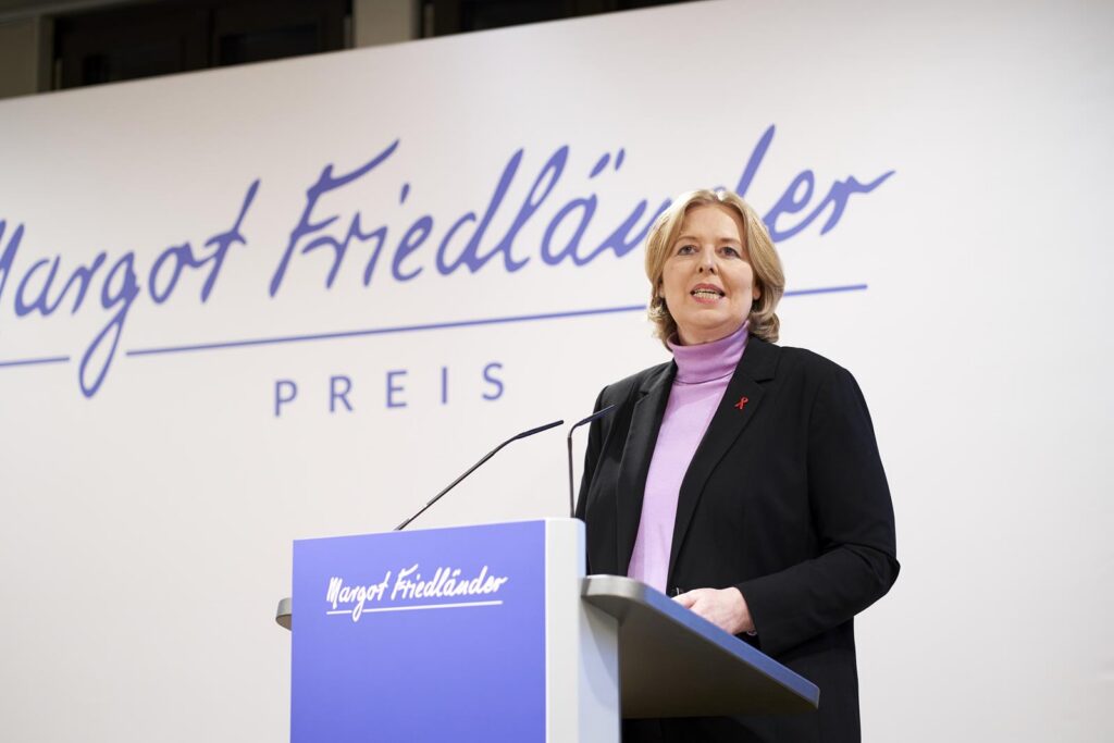 Frau am Rednerpult bei der Verleihung des Margot Friedländer Preises.