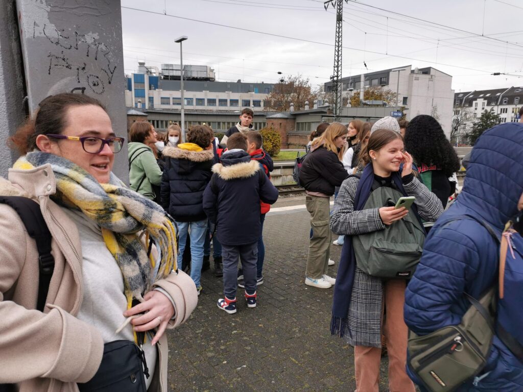 Gruppe von Schülern steht an einer Straßenecke und unterhält sich.