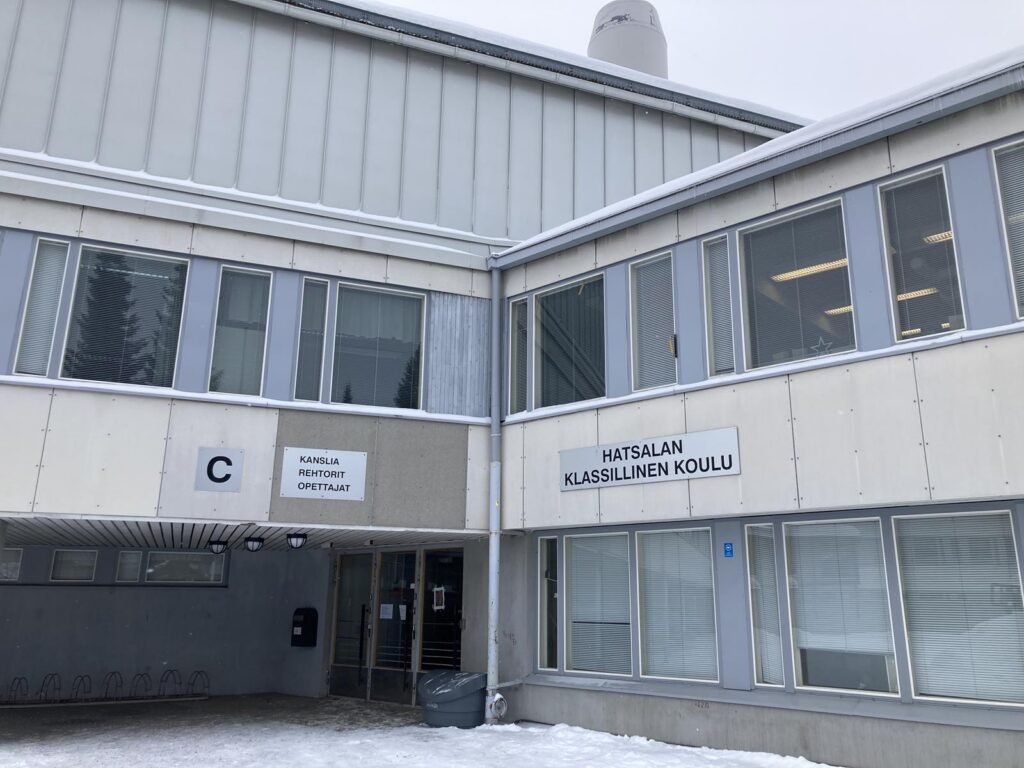 Eingang zur Natsalan Klassillinen Koulu im Winter mit Schnee.