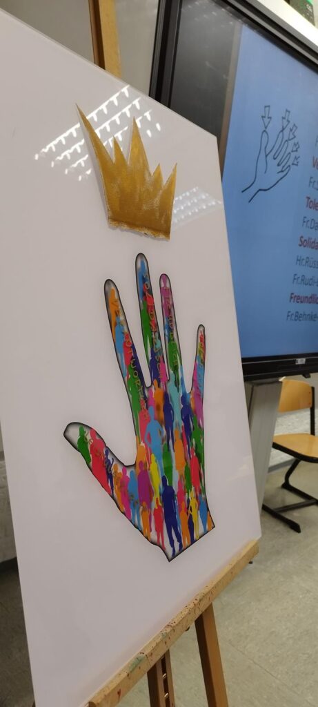 Bunte Handzeichnung mit goldener Krone auf einem Präsentationsboard.