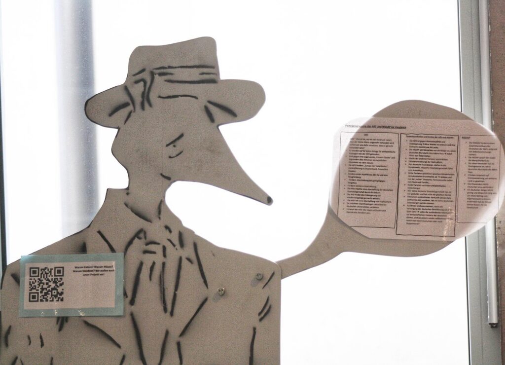 Siluette einer figur im Anzug mit Hut und Sprechblase aus Papier.