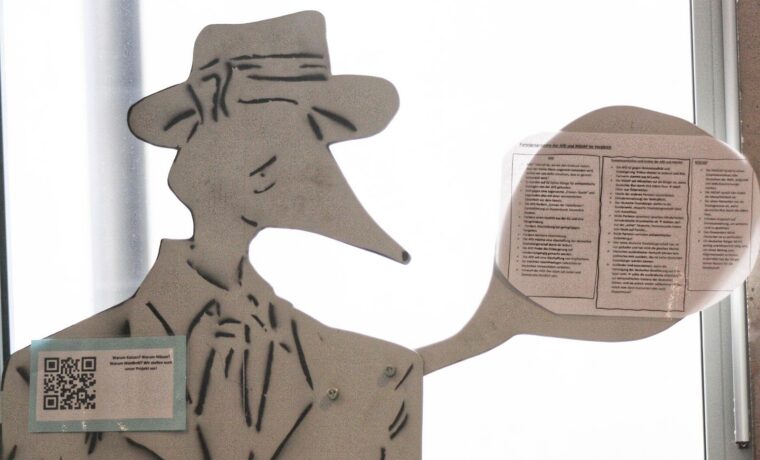 Siluette einer figur im Anzug mit Hut und Sprechblase aus Papier.
