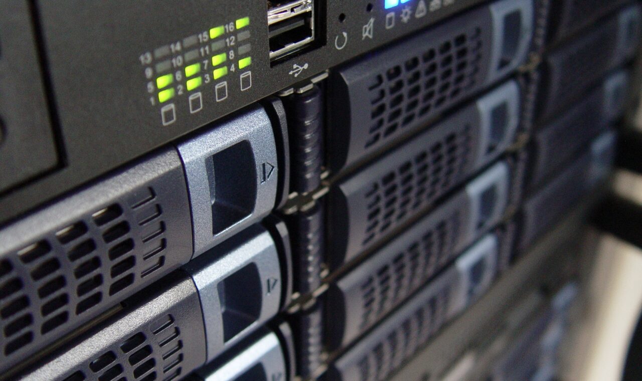Mehrere Server in einem abgestuften Rack mit LEDs und USB-Anschlüssen.