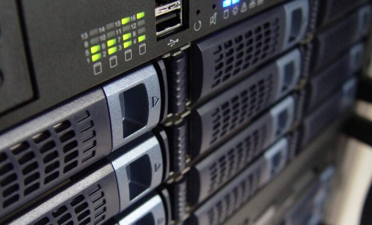 Mehrere Server in einem abgestuften Rack mit LEDs und USB-Anschlüssen.
