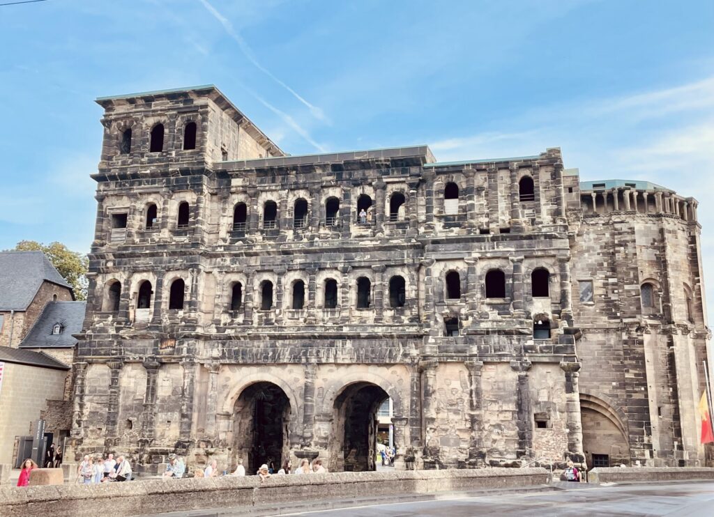 Das Bild zeigt die Porta Nigra, ein römisches Stadttor in Trier.