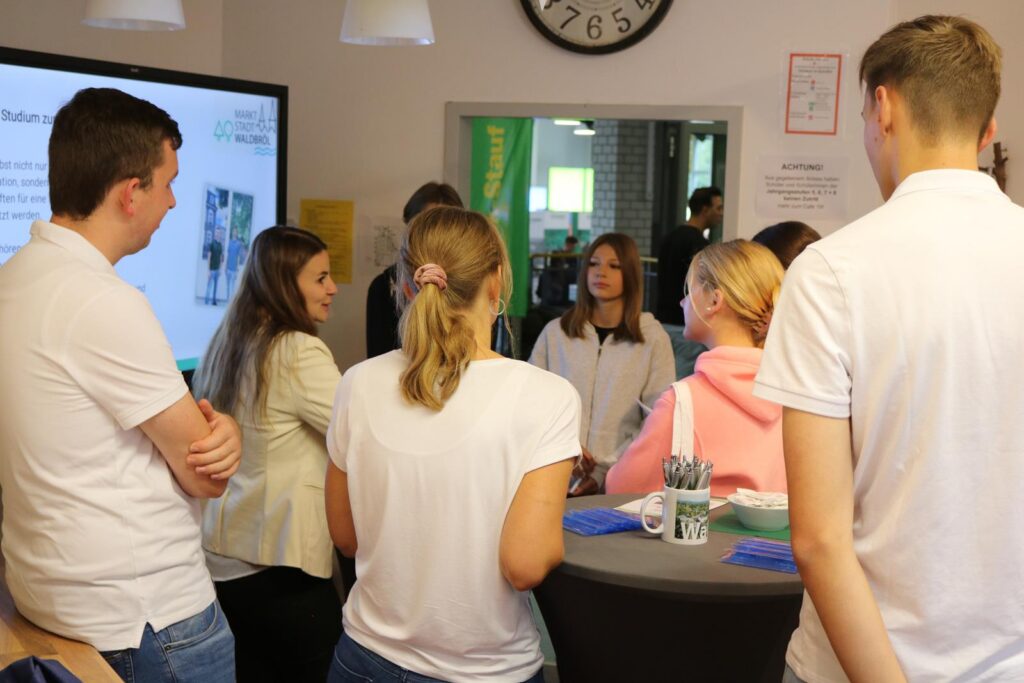 Gruppe von Schülerinnen und Schülern bei einer Informationsveranstaltung.