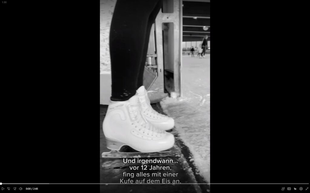 Eislaufschuhe einer Person auf einer Eisfläche.