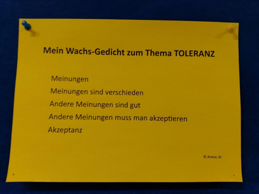 Gelbes Plakat mit einem Gedicht zum Thema Toleranz.
