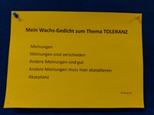 Gelbes Plakat mit einem Gedicht zum Thema Toleranz.