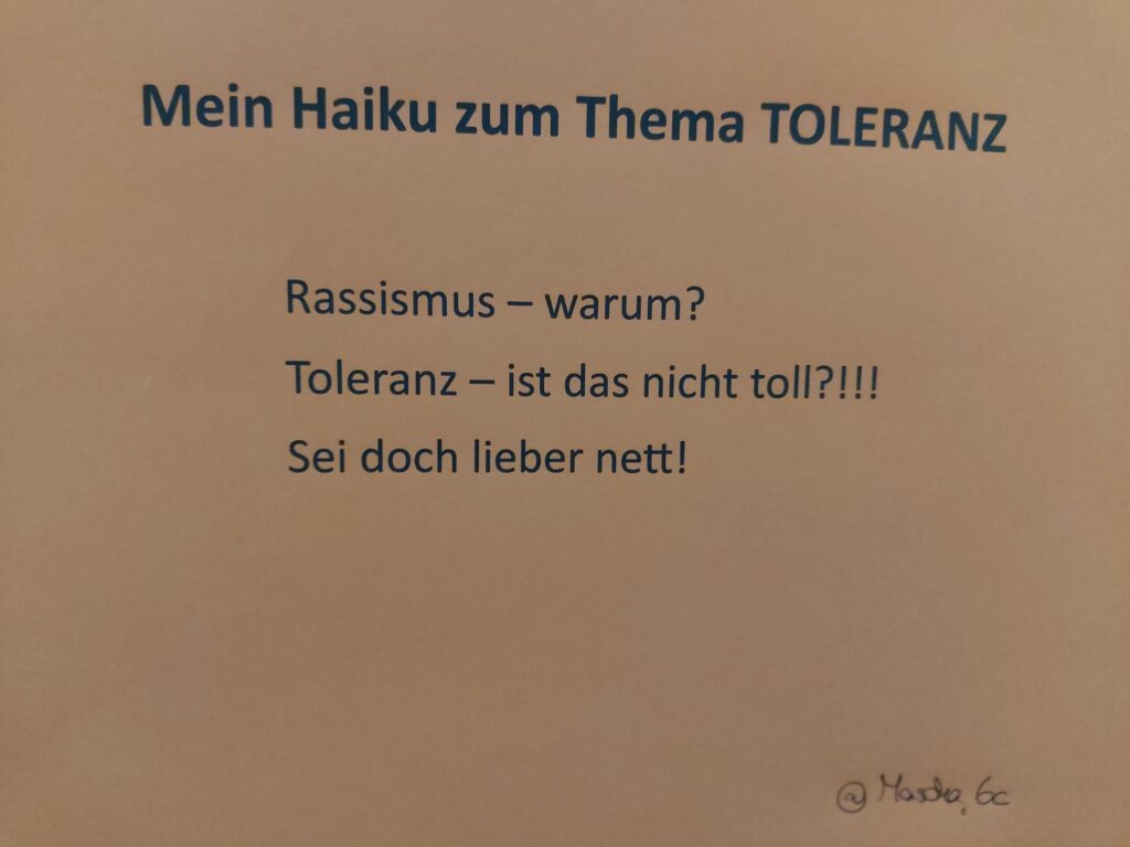 Haiku über Toleranz mit drei Strophen auf beige Hintergrund.