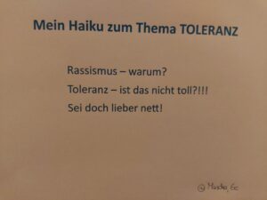 Haiku über Toleranz mit drei Strophen auf beige Hintergrund.